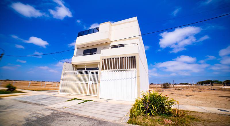 VENTA DE CASA DE 3 PISOS EN URB. LOS FICUS - PIMENTEL